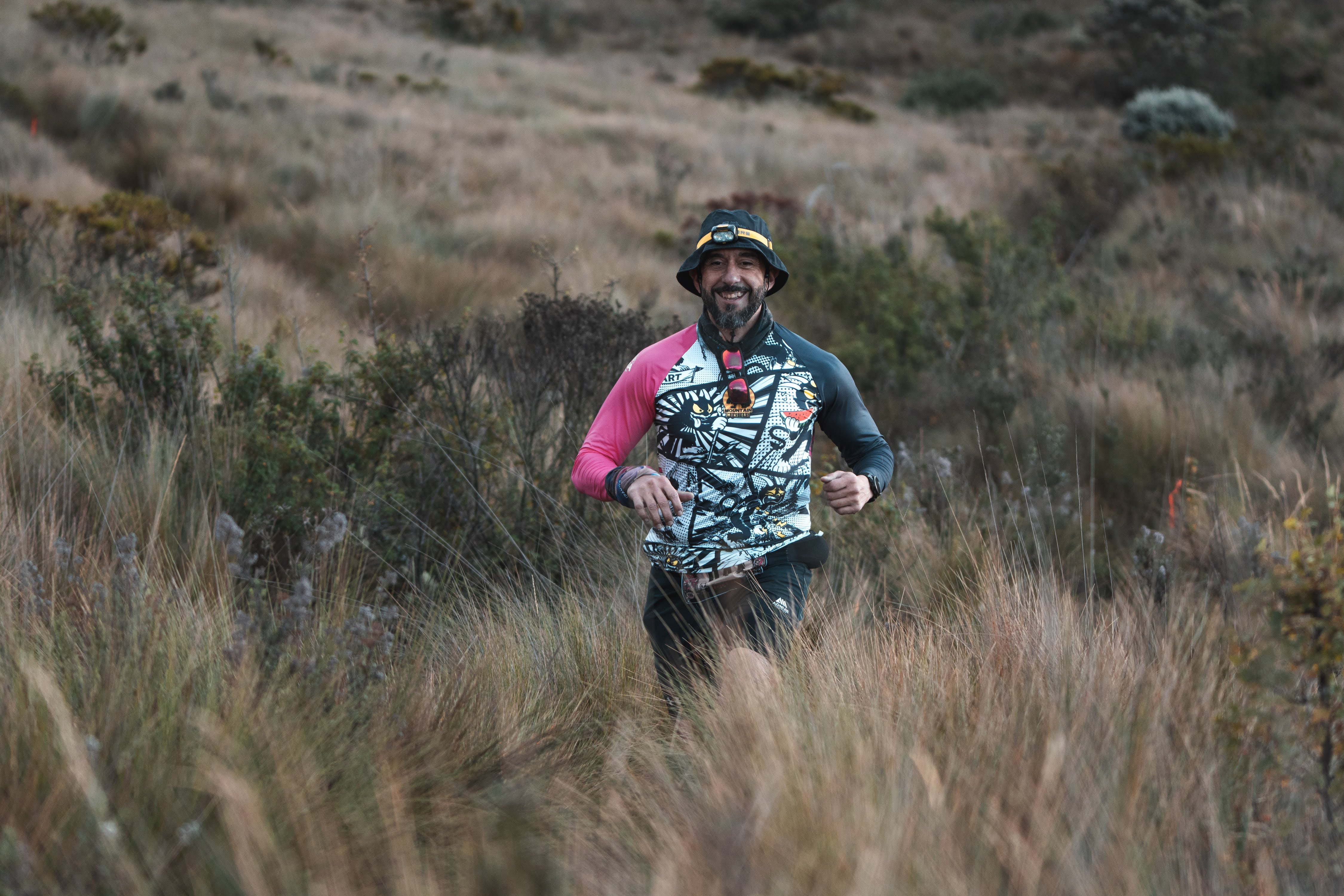 Corredor sonriente con camiseta Mountain Monsters
