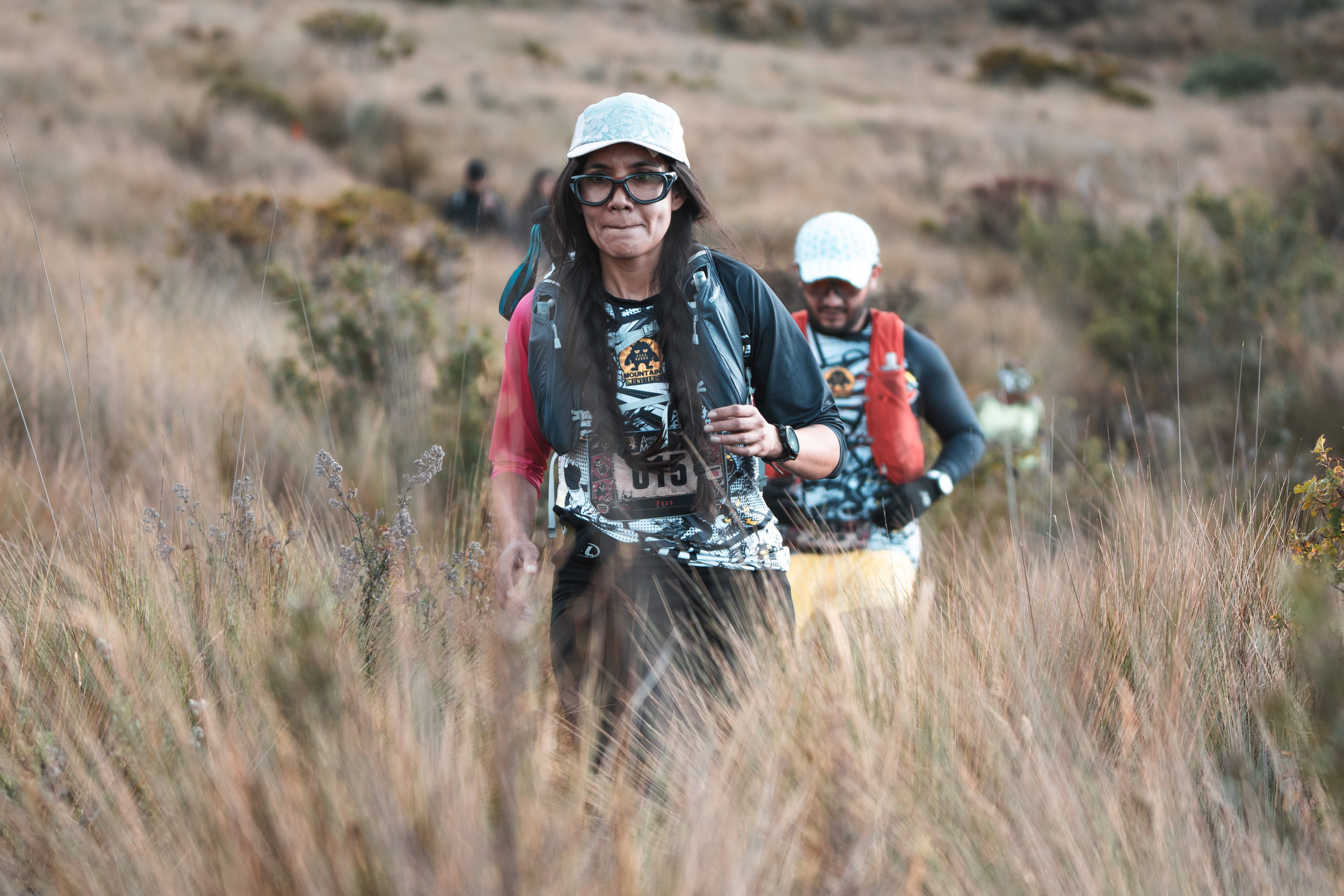 Participantes avanzando por un sendero entre pajonales